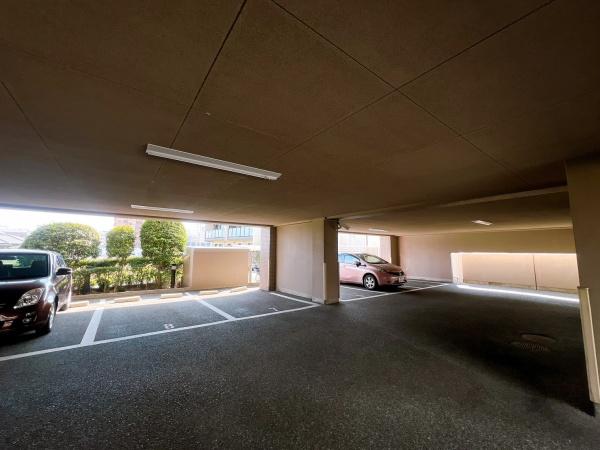 春日原ガーデンハウス1番館 駐車場 敷地内駐車場承継可能です♪ 春日原ガーデンハウス1番館 駐車場 敷地内駐車場承継可能です♪