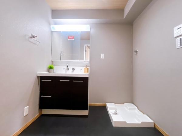 ラフィーネ春日原 洗面台・洗面所 収納力の高い三面鏡付き洗面台です♪ ラフィーネ春日原 洗面台・洗面所 収納力の高い三面鏡付き洗面台です♪