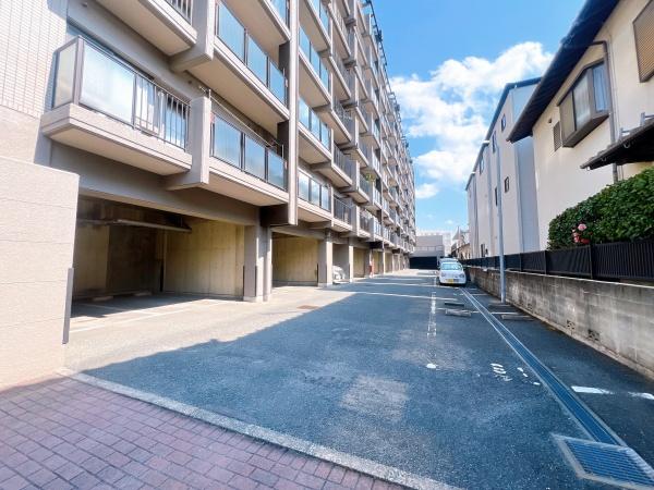 リーベスト春日公園 駐車場 敷地内の平置き駐車場1台駐車可能♪ リーベスト春日公園 駐車場 敷地内の平置き駐車場1台駐車可能♪